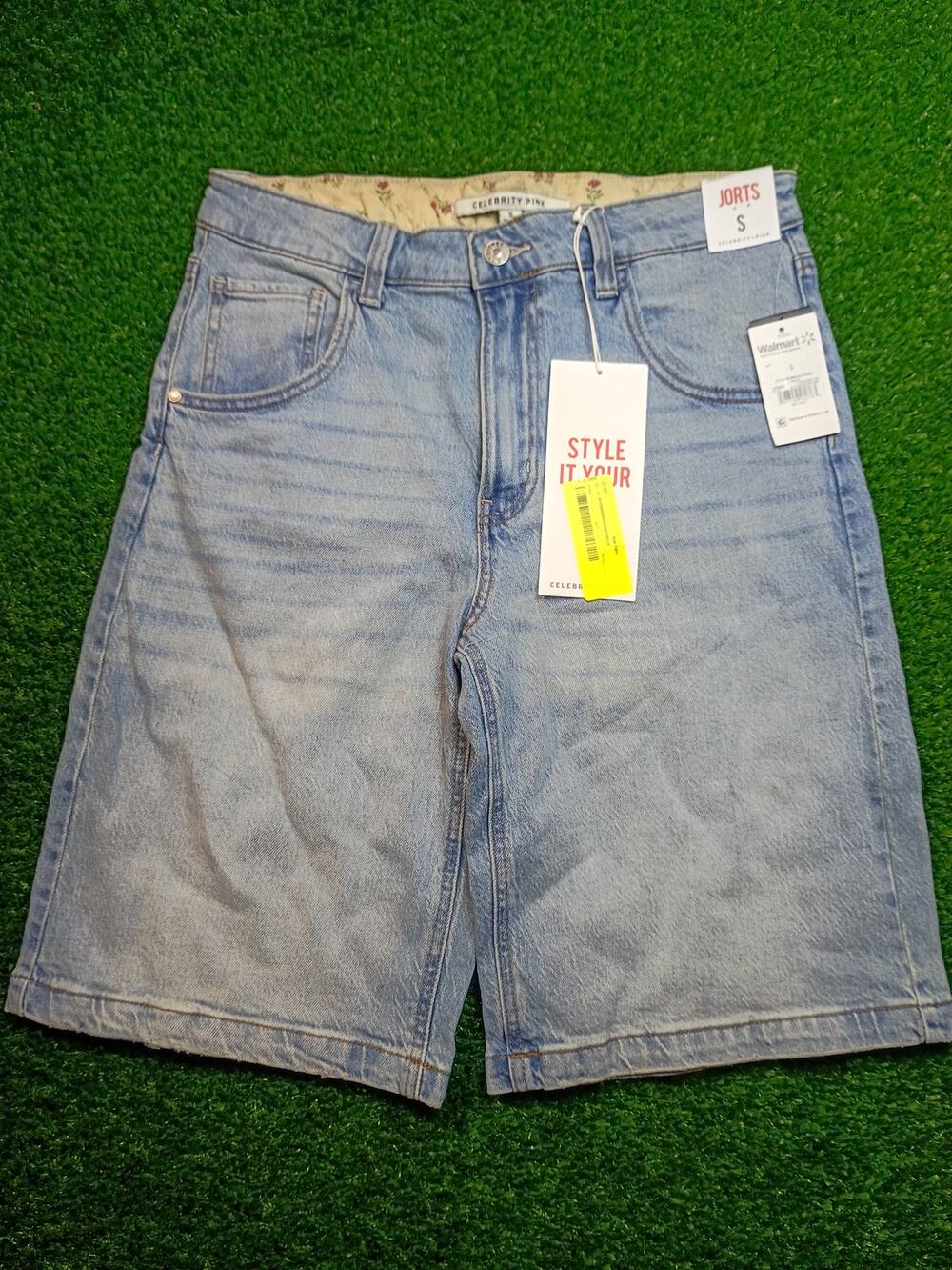 Celebrity Pink Light Wash Denim Jorts - New With Tags sz sm